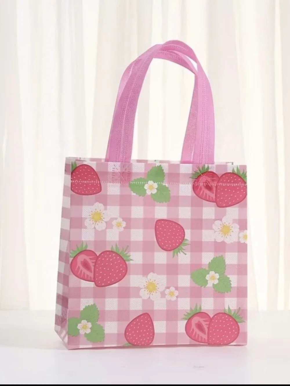 Strawberry 🍓 Decor Gift Bags 6pk NEW